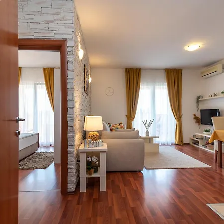 Tonina Apartment *
