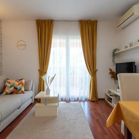 Tonina Apartment *